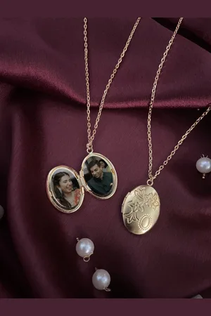 Digital Dress Room Gold-Plated Oval Photo-Frame Pendants With Chains