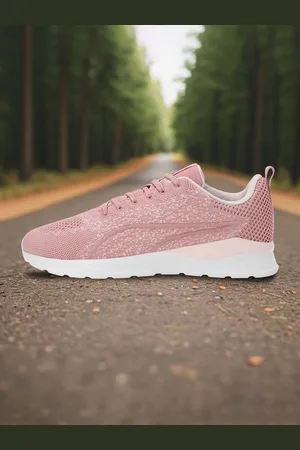 PUMA Women Lightstorm V1 Sneakers