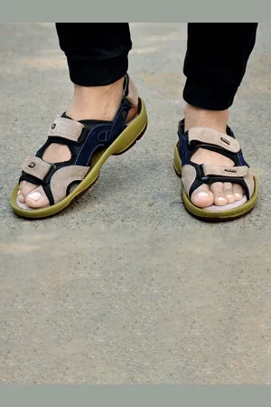 WOAKERS Men Textured Sports Sandals