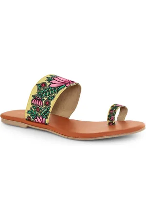 KANVAS Women Lotus Printed One Toe Kolhapuri Flats