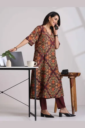 trueBrowns Women Floral Printed Regular A-Line Kurta with Trousers