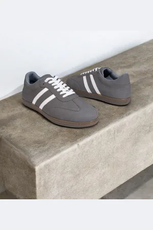 Styli Men Contrast Striped Court Sneakers