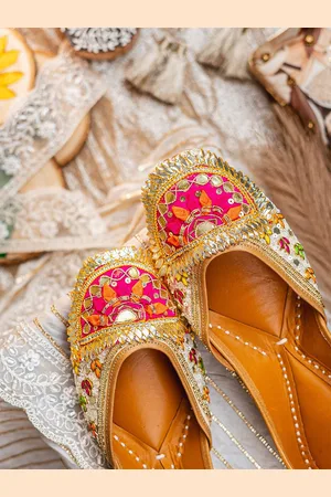 Nidhi Rathi Women embroidered Mojaris Flats