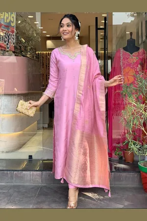 choiceit Women Ethnic Motifs Embroidered Regular Chanderi Silk Kurti with Trousers & With Dupatta