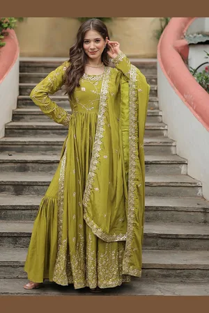 JATRIQQ Women Floral Embroidered Regular Kurti with Sharara & With Dupatta