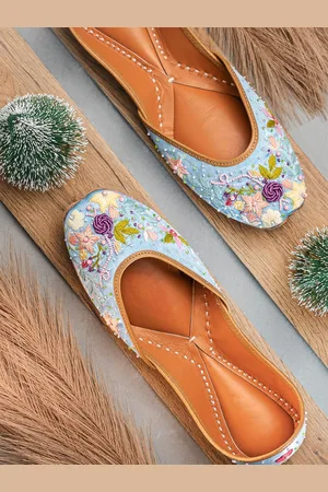 Nidhi Rathi Women Embellished Ethnic Mojaris with Embroidered Flats