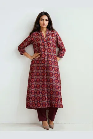 trueBrowns Ethnic Motifs Printed V-Neck Straight Kurta with Trousers