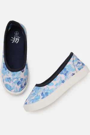 YK Girls White & Blue Printed Ballerina Flats