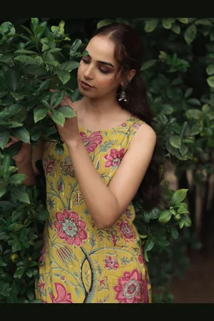 anayna Floral Printed Round Neck Straight Kurta With Trousers