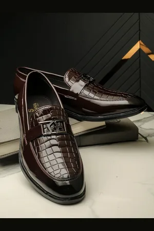 SHOZANIA Men Textured Leather Formal Loafers