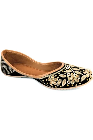 DESI COLOUR Women Embellished Ethnic Mojaris