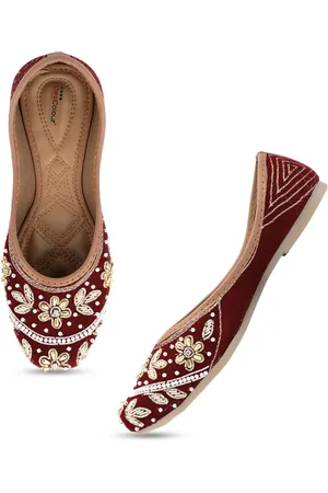 DESI COLOUR Women Ethnic Velvet Embellished Mojaris