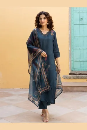 AUTUMN LANE Women Floral Printed Regular Kurta with Trousers & With Dupatta