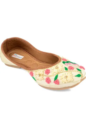 DESI COLOUR Women Ethnic Embellished Mojaris