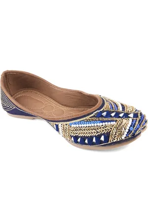 DESI COLOUR Women Ethnic Embellished Mojaris