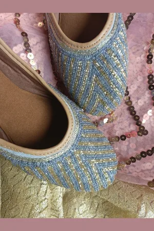DESI COLOUR Women Grey Embellished Ethnic Mojaris