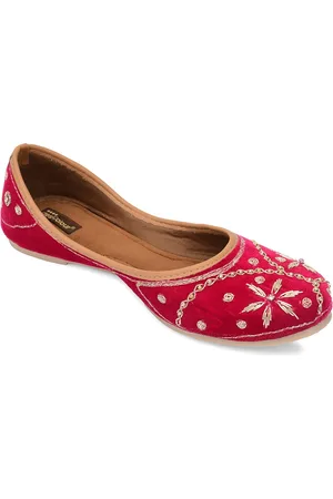 DESI COLOUR Women Pink Printed Velvet Mojaris