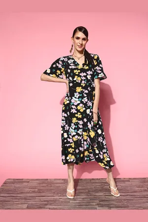 Pluss Women Stunning Black Floral Vacay Attire