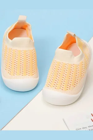 Yellow bee Girls Patterned Cotton Anti-Skid Booties
