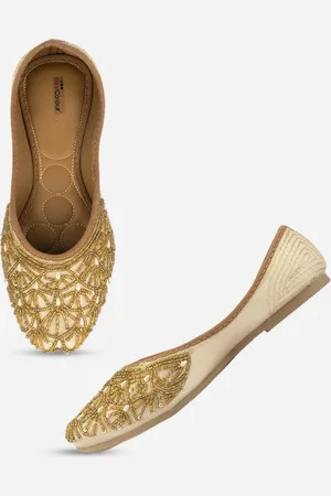 DESI COLOUR Women Ethnic Embellished Mojaris