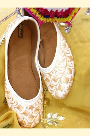 DESI COLOUR Women Ethnic Embroidered Mojaris
