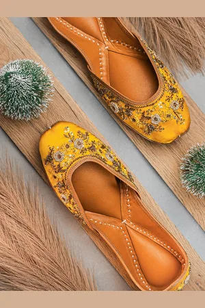 Nidhi Rathi Women Embellished Ethnic Mojaris with Embroidered Flats