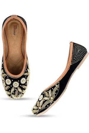 DESI COLOUR Women Embellished Ethnic Mojaris