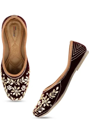 DESI COLOUR Women Ethnic Velvet Embellished Mojaris