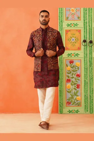 TheEthnic.Co Straight Kurta with Trousers And Printed Jacket
