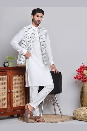 Jompers Floral Embroidered Regular Chikankari Straight Kurta with Pyjamas