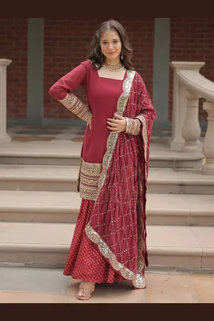 JATRIQQ Women Floral Embroidered Regular Sequinned Kurti with Sharara & With Dupatta