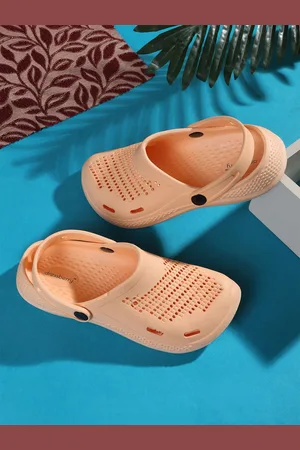 DressBerry Women Self-Design Clogs