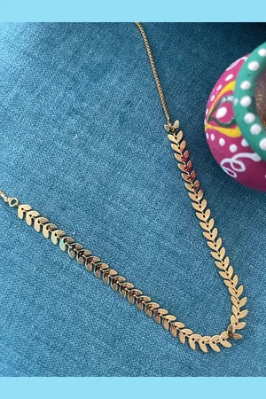 Digital Dress Room Brass Gold-Plated Minimal Leaf Design Necklace