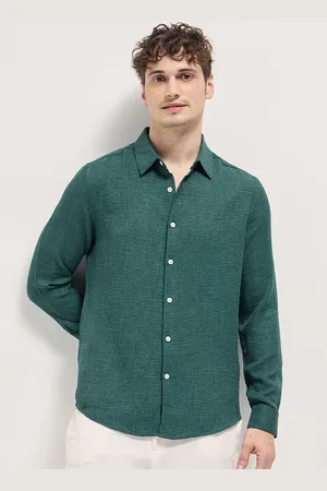 The Bear House Men Spread Collar Solid Casual Shirt