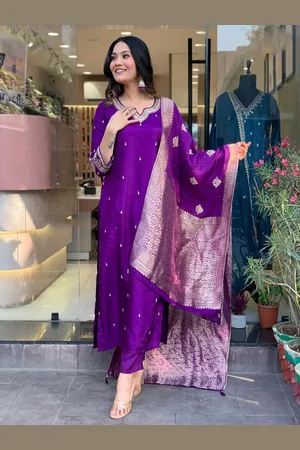 choiceit Women Ethnic Motifs Embroidered Regular Chanderi Silk Kurti with Trousers & With Dupatta