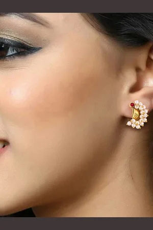 DIVASTRI Contemporary Studs Earrings