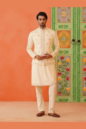 TheEthnic.Co Mandarin Collar Cotton Silk Straight Kurta With Pyjamas
