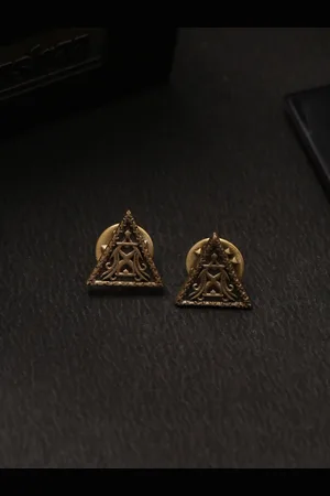 COSA NOSTRAA Men Gold-Toned Triangle Shield Collar Tips Accessory Gift Set