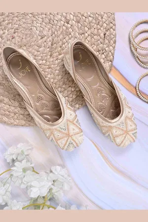 Jove Women Embellished Ethnic Fabric Mojaris