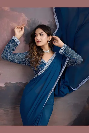 House of Pataudi Women Floral Embroidered Saree With Embroidered Border
