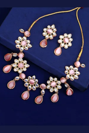 ESTELE Gold Plated Floral-Shaped Kundan Necklace Set