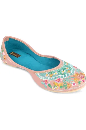 DESI COLOUR Women Embroidered Ethnic Mojaris