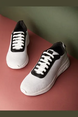 Highlander Men Woven Design Fly-Knit Lace-Up Sneakers