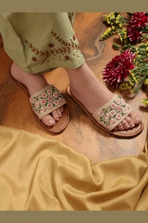 DressBerry Women Embellished Open Toe Flats