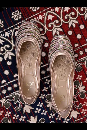 Jove Women Ethnic Embellished Fabric Mojaris
