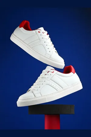 Styli Men Low Top Round Toe Casual Sneakers with contrast detail
