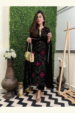 DIVASTRI Turae Bandhani Printed Notch Neck Straight Kurta With Trousers & Dupatta