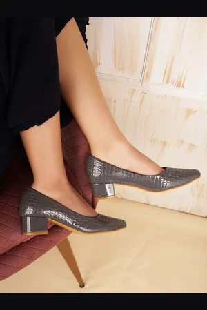 DressBerry Grey Textured Pointed Toe Block Pumps