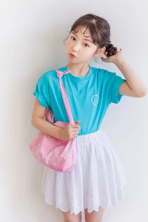 LULU & SKY Girls Striped V-Neck Extended Sleeves Applique T-shirt