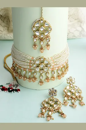 karatcart Women Gold Plated Peach Beads Studded Kundan Choker Necklace Set